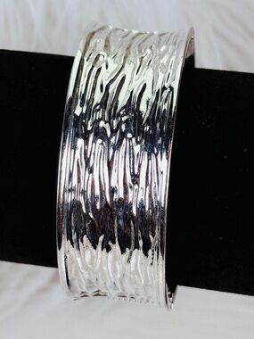Vintage Textured Silvertone Hinged Bangle Bracelet